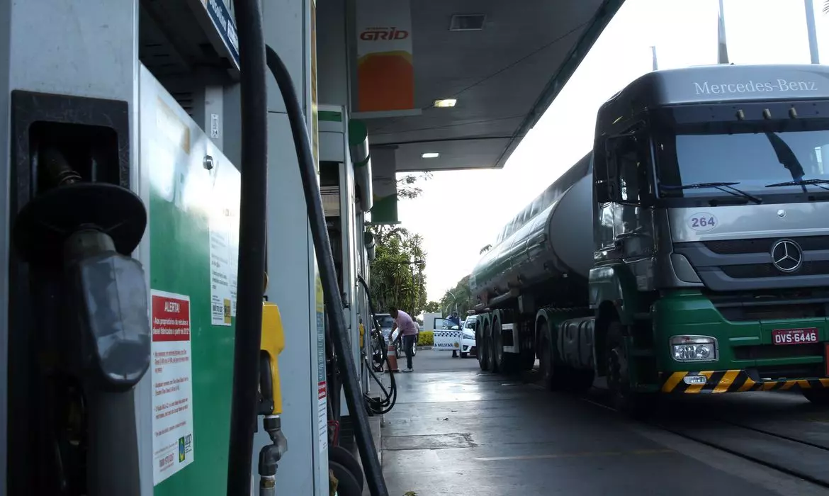 ANP aprova adição obrigatória de corante ao óleo diesel marítimo, entenda porque